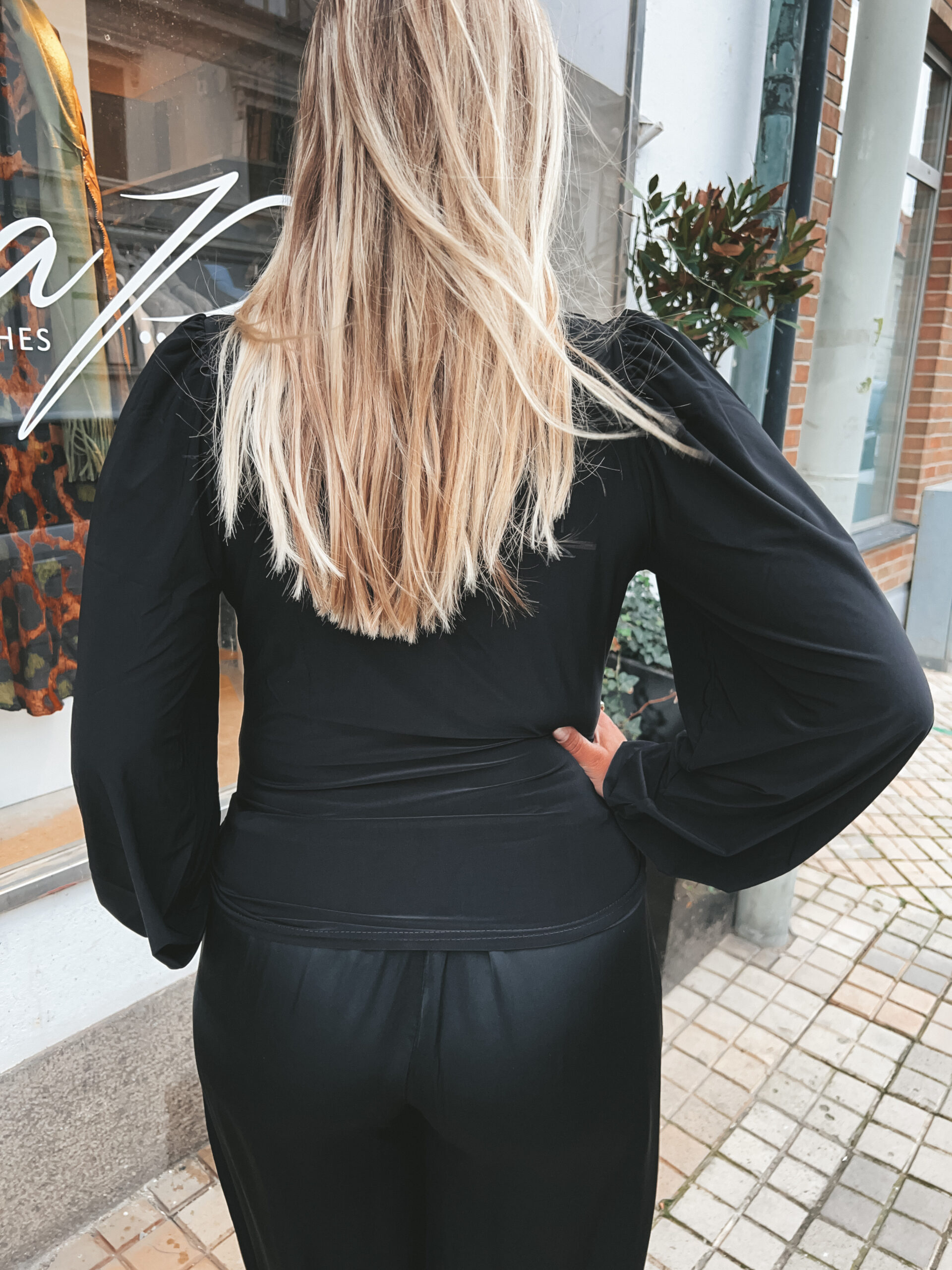 Vattenfallsringad Blus - Svart - Bild 5