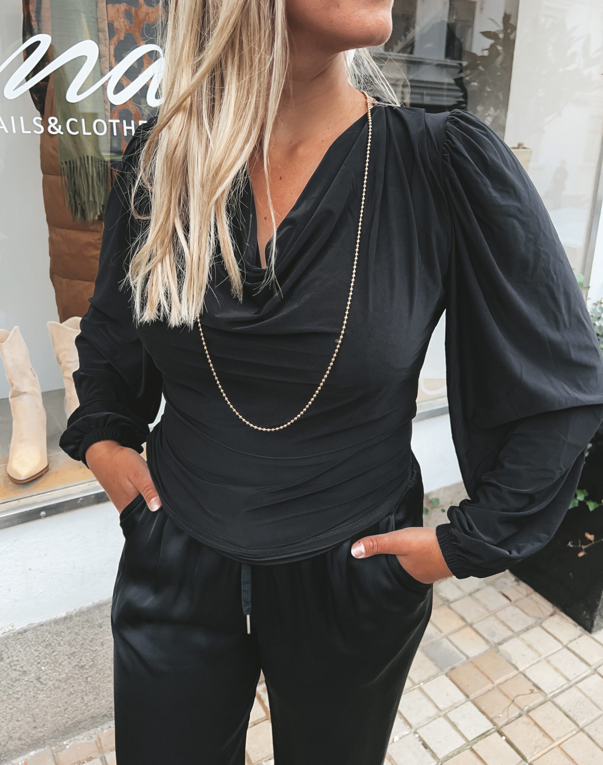 Vattenfallsringad Blus - Svart