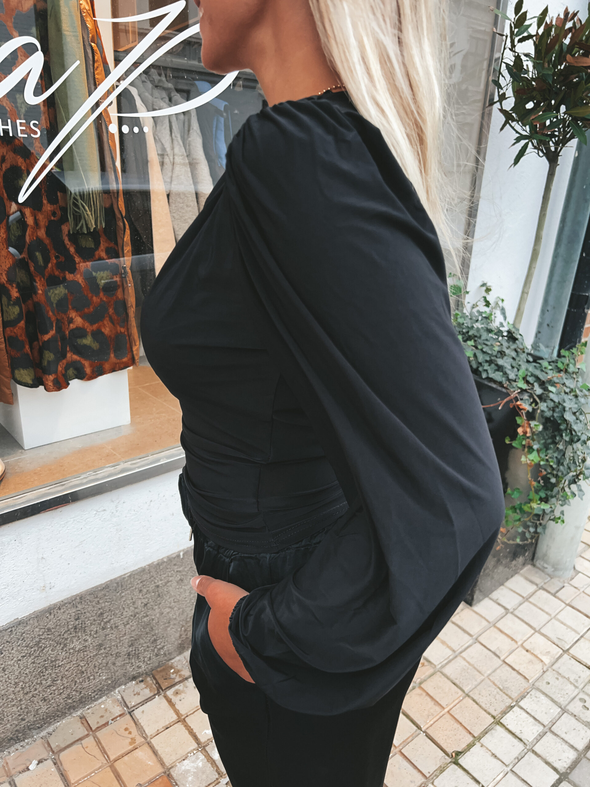 Vattenfallsringad Blus - Svart - Bild 4