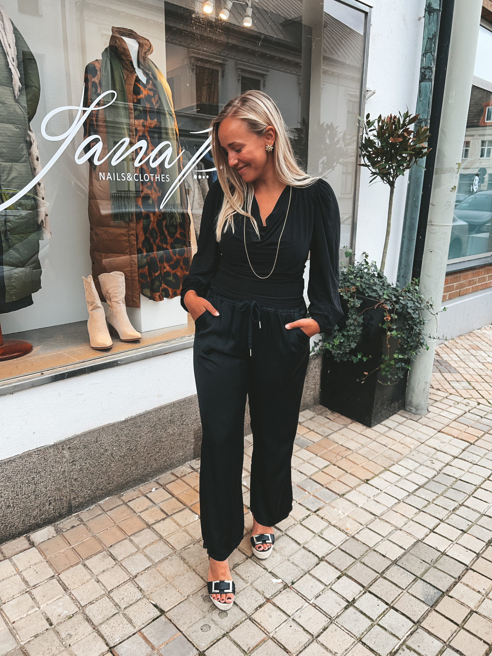 Vattenfallsringad Blus - Svart - Bild 2