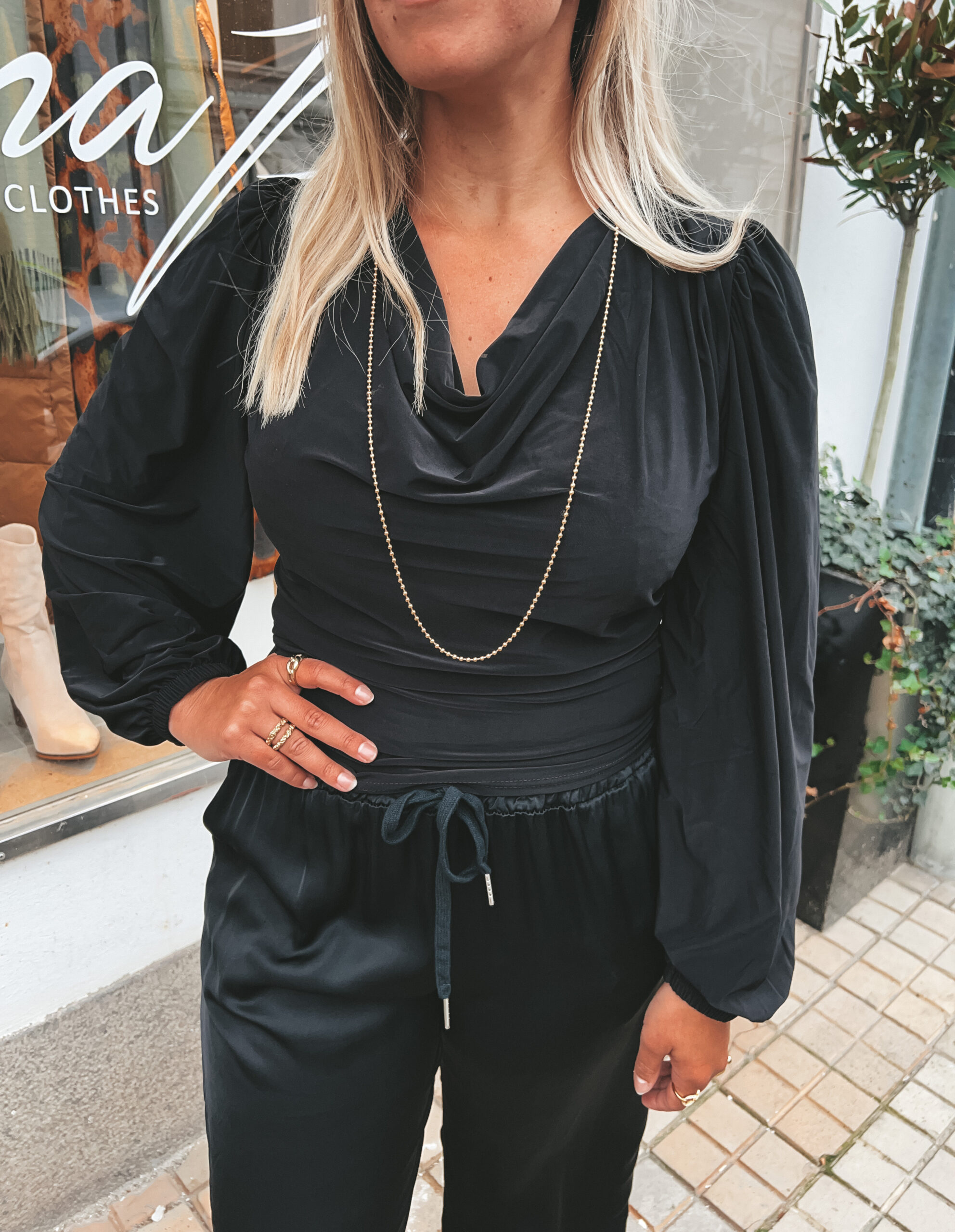 Vattenfallsringad Blus - Svart - Bild 3