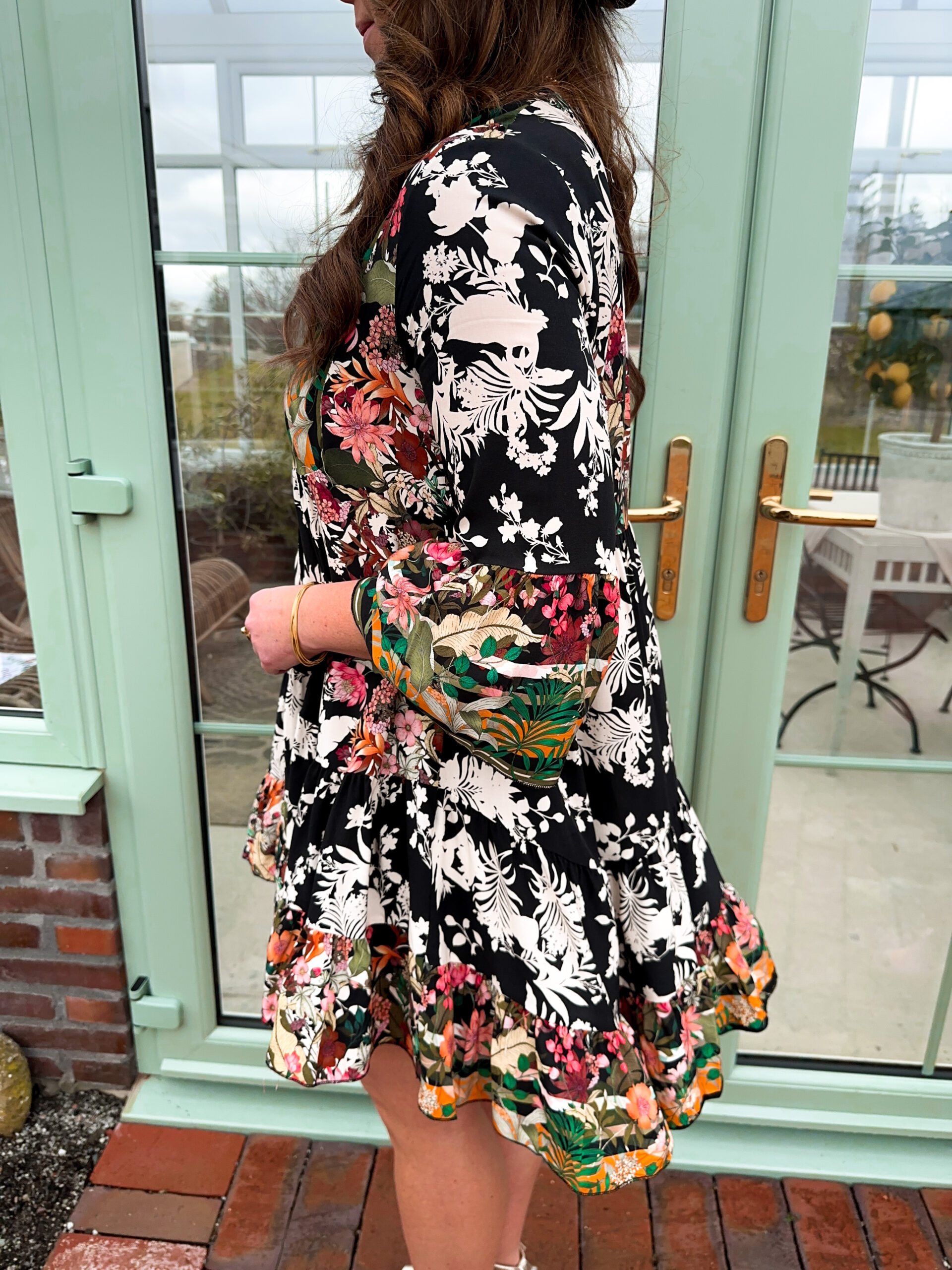 Blommönstrad Volangklänning - Svart - Bild 2