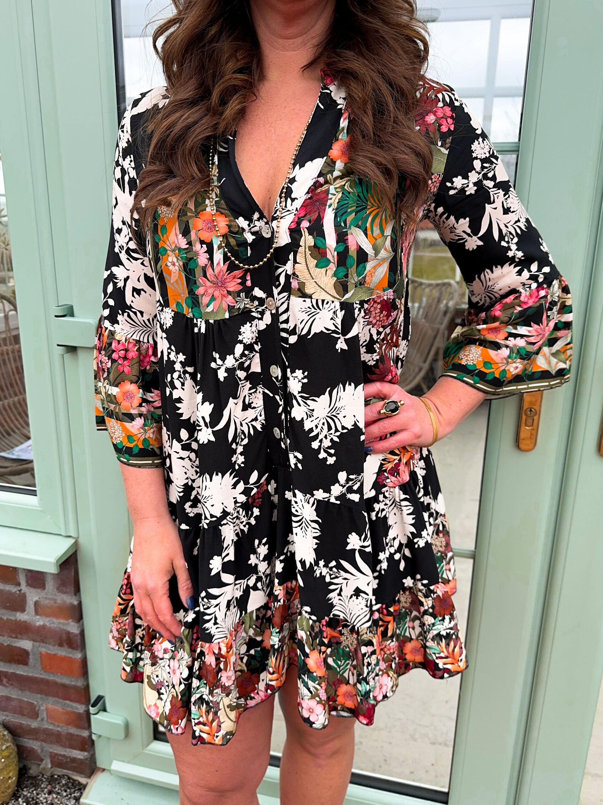 Blommönstrad Volangklänning - Svart