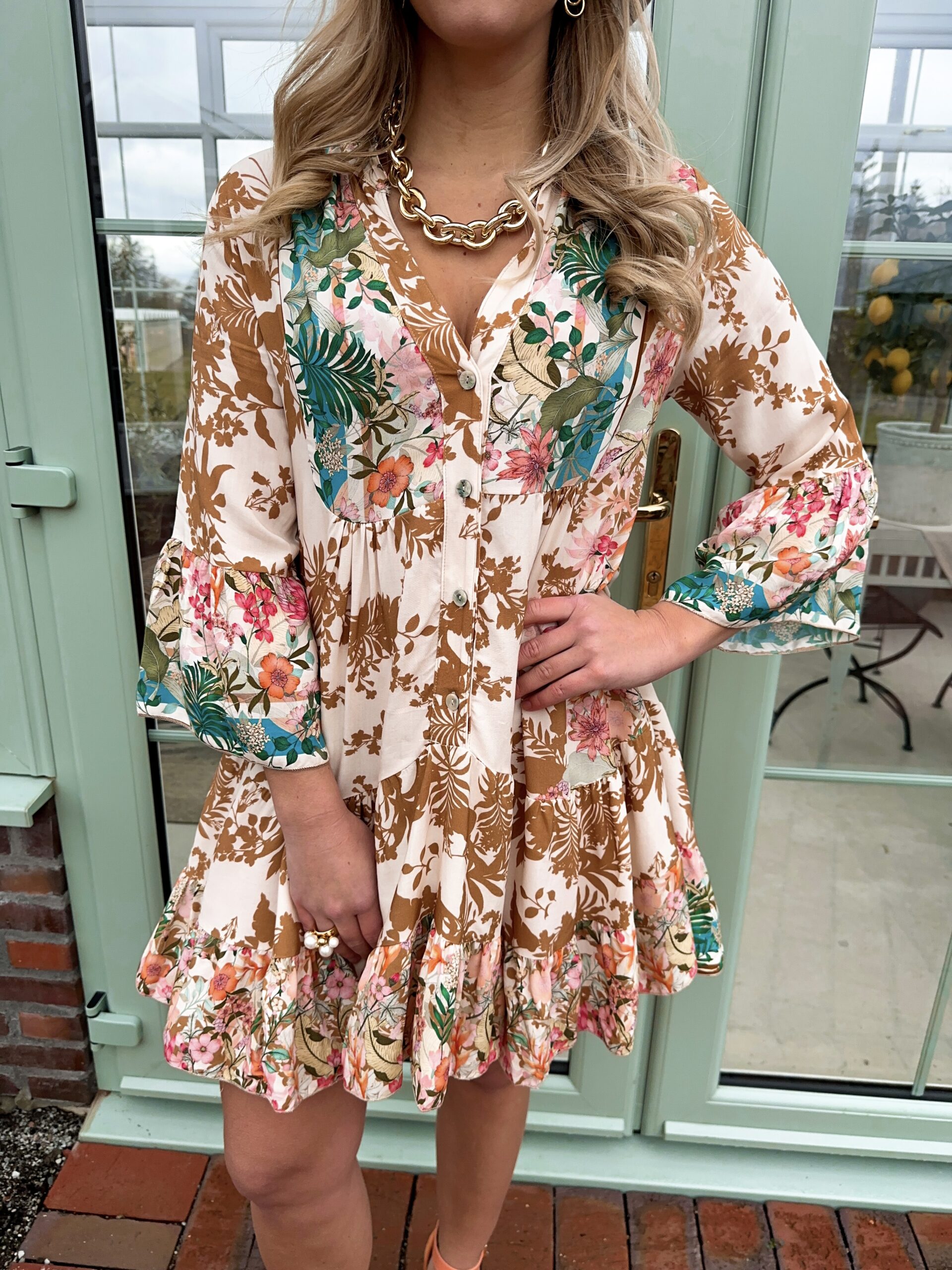 Blommönstrad Volangklänning - Beige