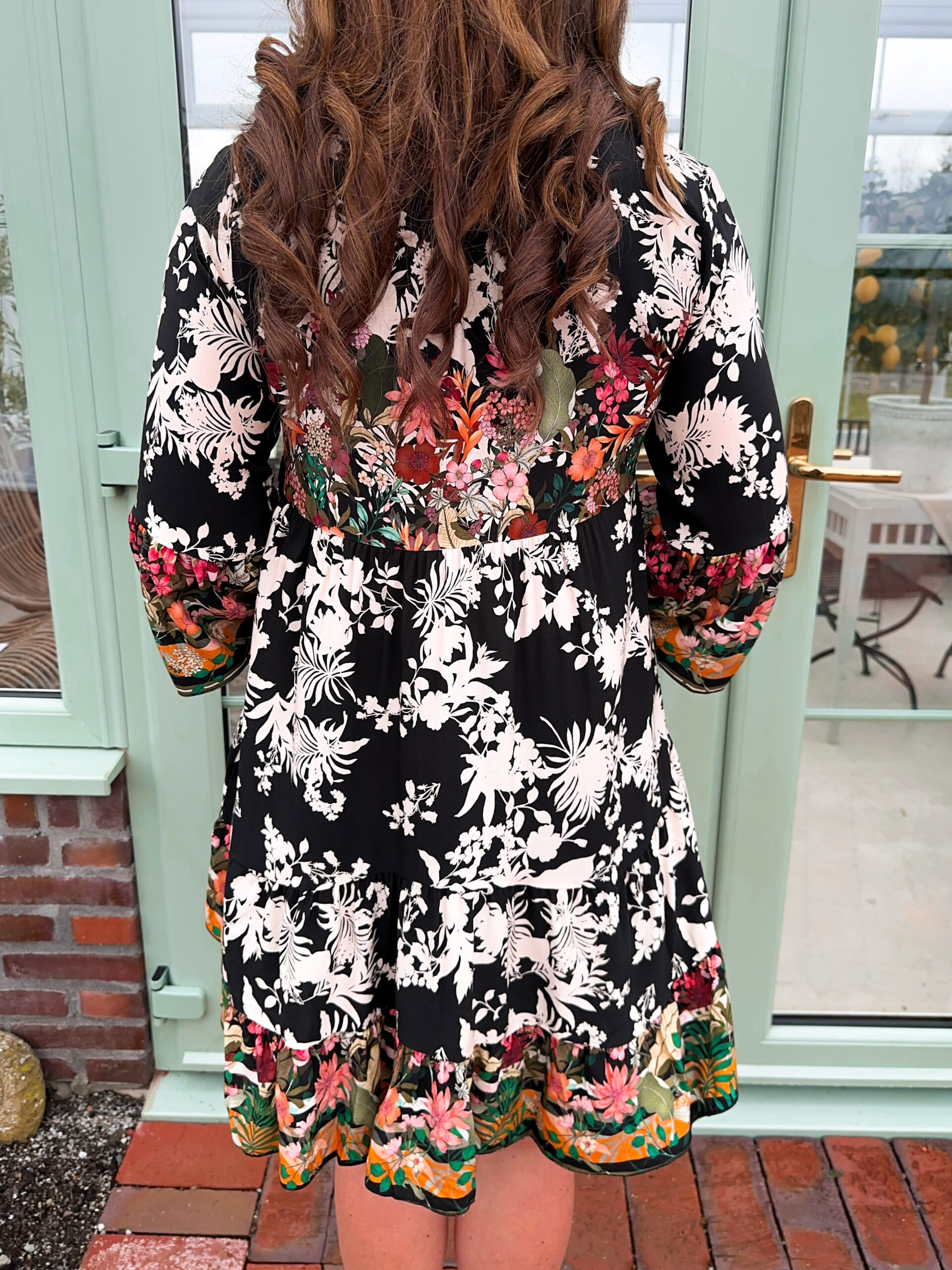 Blommönstrad Volangklänning - Svart - Bild 4