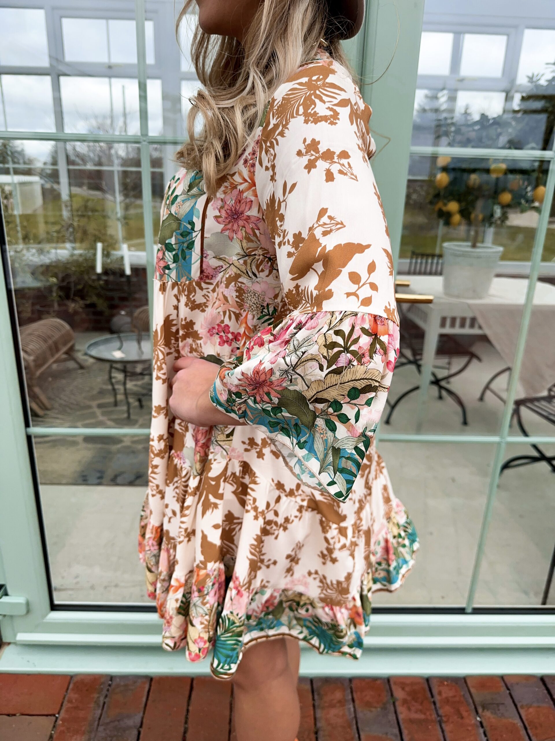 Blommönstrad Volangklänning - Beige - Bild 4