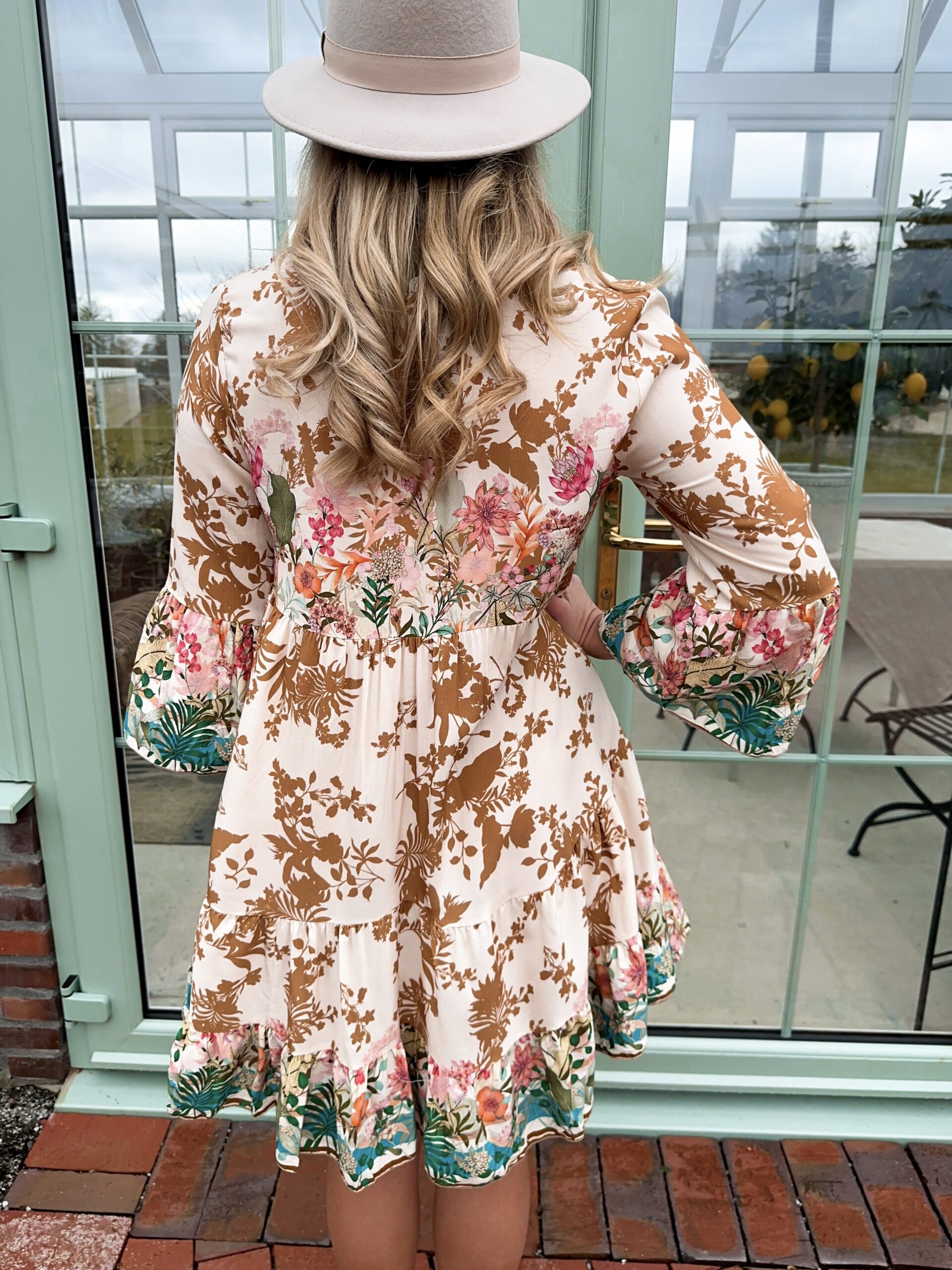 Blommönstrad Volangklänning - Beige - Bild 3