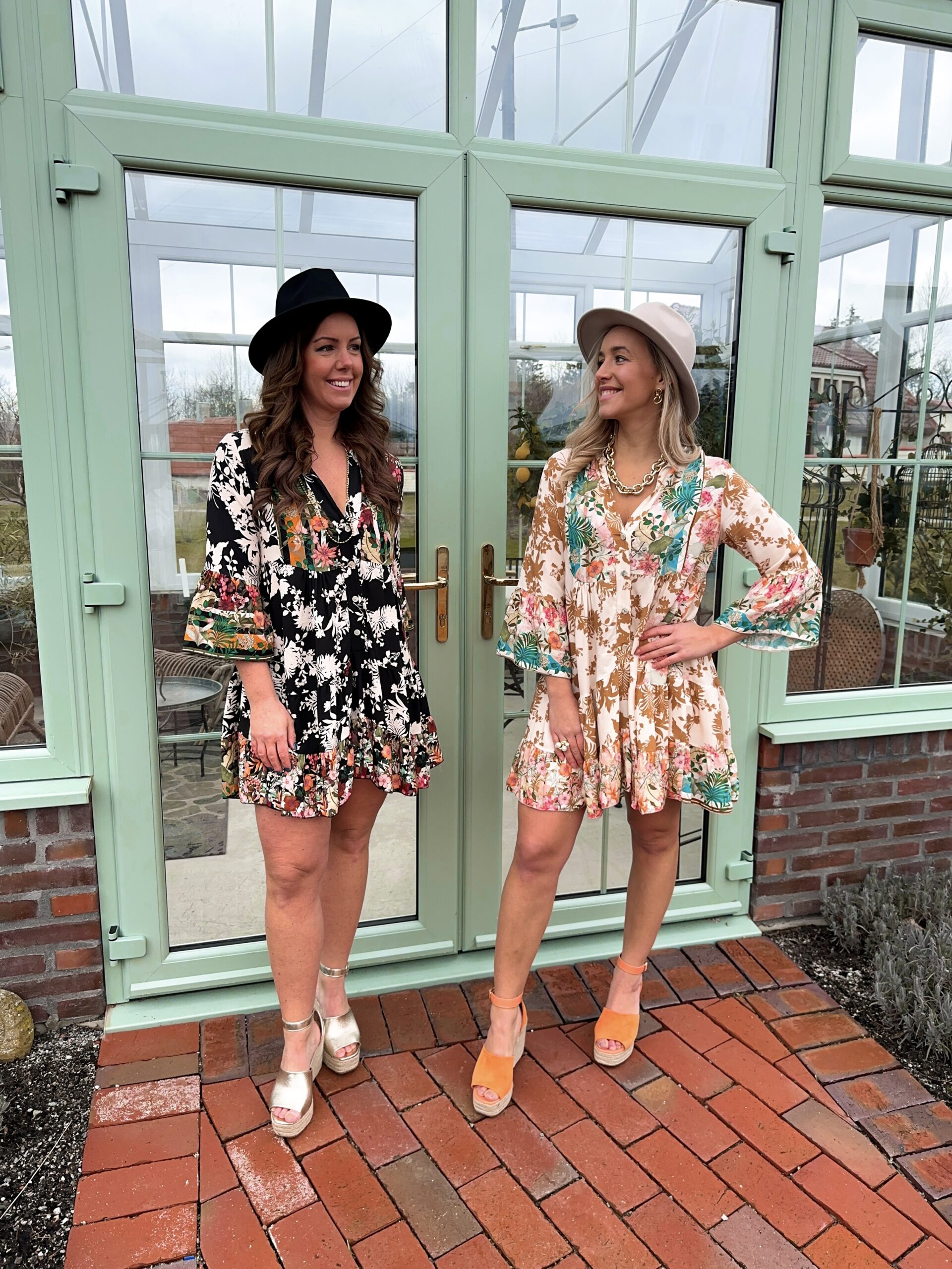 Blommönstrad Volangklänning - Beige - Bild 2